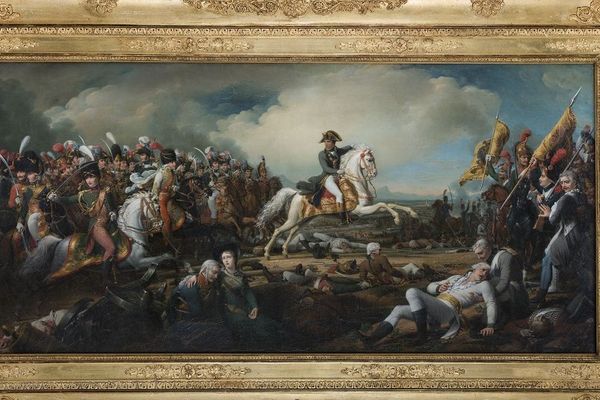 En 1800, la France est victorieuse à la bataille de Marengo mais le général Desaix trouve la mort durant le combat, au pied d'un Bonaparte (au centre de la scène) et d'un état major triomphants. Jean GODEFROY (1771-1839), La Bataille de Marengo, 1834, huile sur toile.