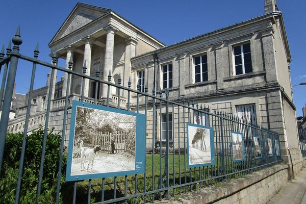 60 oeuvres de Jenny de Vasson, native de La Châtre et pionnière de la photographie, sont exposées partout à la Châtre dans l'Indre. Ici sur les grilles du  Palais de Justice. 