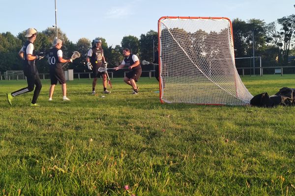 11 clubs de lacrosse existent en France, comme ici celui de Caen