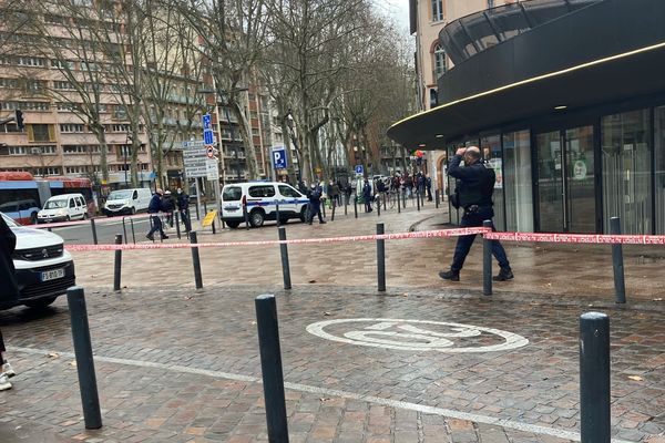 Le secteur du  centre commercial Saint-Georges à Toulouse bouclé par les forces de l'ordre