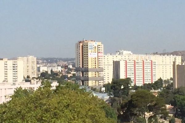 La Tour des Cyprès B dans la cité Malpassé avant le foudroyage.