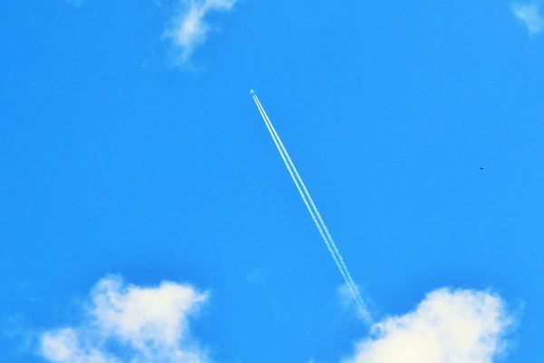 Un ciel bleu pour voir les avions qui partent au loin.