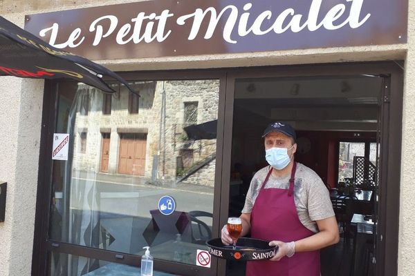 Dans le Cantal, les petites communes ont vu leurs bars rouvrir avec le déconfinement ce mardi 2 juin, pour le plus grand plaisir des clients et des propriétaires.