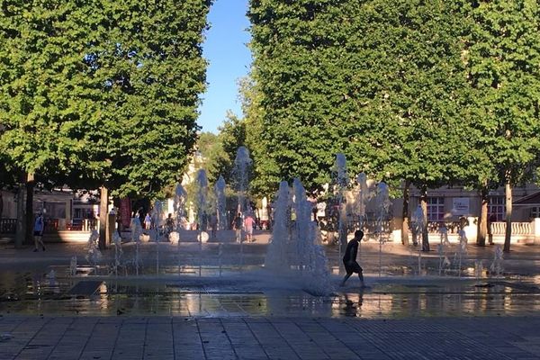 Se réhydrater est indispensable pendant l'été comme ici sous une fontaine dans le quartier Antigone à Montpellier.