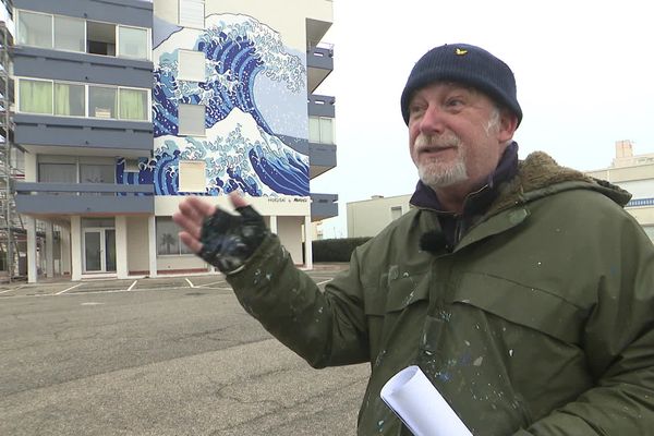 Le peintre catalan Franck Maurence devant une de ses œuvres majeures, inspirée de "La vague" d'Hokusai