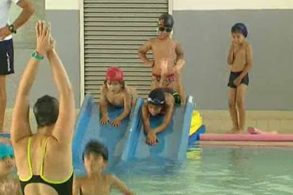 9 médiateurs font office d'animateurs et de "grand frère" pour régler les différents entre enfants à la piscine Spilliaert de Montpellier