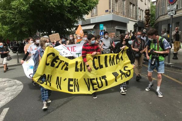 Partis de la place de la Victoire, les manifestants de la Marche pour le climat ont défilé dans les rues de Clermont-Ferrand.