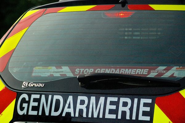 Très alcoolisé, un homme s'est emparé d'une voiture de gendarmerie alors qu'il se faisait contrôler, en Haute-Loire.