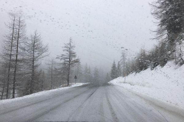 Sur la route d'Isola 2000 en ce mois d'avril ! Comme un air d'hiver...