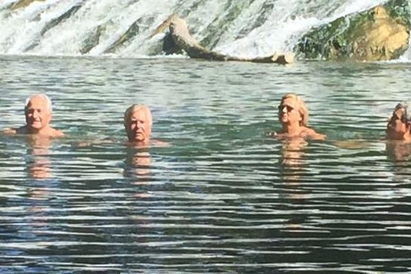 Les deux maires de Castelnau-le-Lez et de Grabels ont piqué une tête pour promouvoir la qualité de l'eau du Lez. Août 2015.