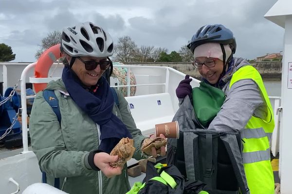 Ces deux cyclistes ont bien intégré les règles : elles ramènent leurs déchets avec elles, sur le continent.