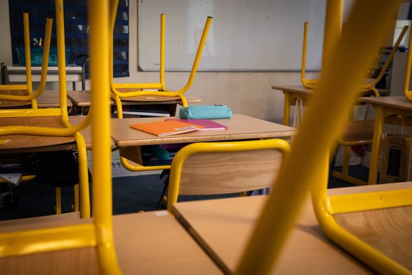 Des chaises retournées dans un établissement scolaire - Photo d'illustration