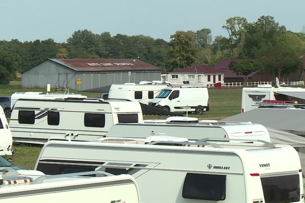 Près de 500 caravanes sont installés sur la piste de l'aérodrome de Nuits-Saint-George