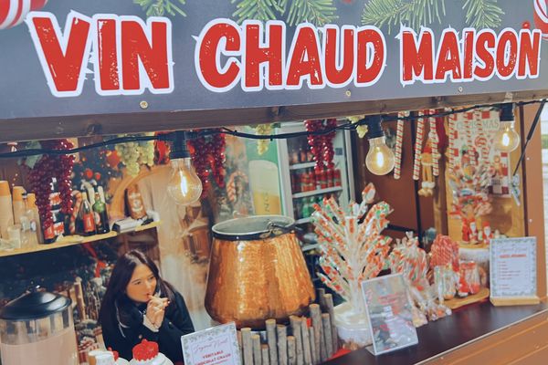 Au fil des années, le vin chaud est devenu une boisson incontournable des marchés de Noël. A Troyes, le marché de Noël de déroge pas à la règle et on peut y voir des chaudrons dans plusieurs stands.