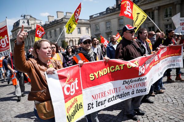 Plusieurs centaines de cheminots se sont rassemblés cet après-midi à Paris devant l'Ecole militaire.