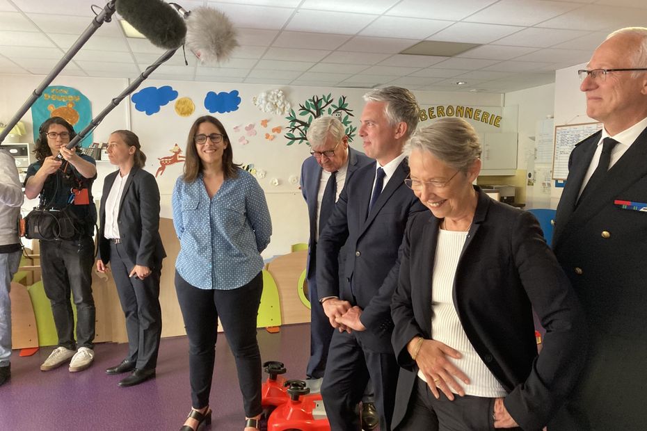 Prime Minister Elisabeth Borne Visits Crèche and Presents Government’s Plan for Early Childhood Amid Protests in Angers and Mayenne