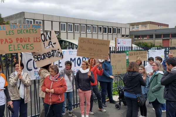 Des parents d'élèves et des membres du personnel du collège de la Madeleine devant l'établissement ce matin.