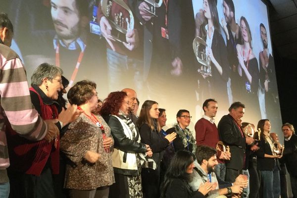  Les lauréats, le jury et les bénévoles de la 40e édition du festival du Film Italien de Villerupt (Meurthe-et-Moselle) sur la scène, vendredi 10 novembre 2017.