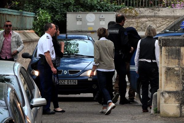 L'auteur présumé des faits entre par une porte dérobée au Palais de justice d'Agen.