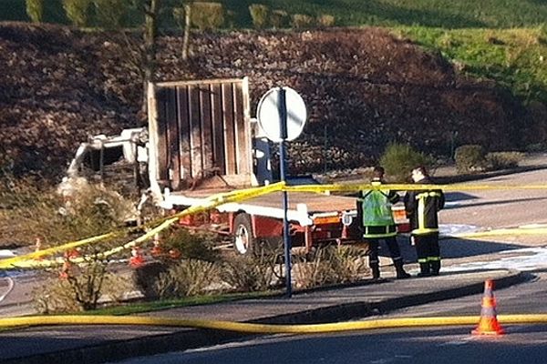 le camion bélier qui a percuté le fourgon blindé