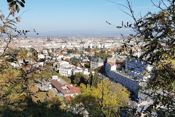 Joseph Vebret a vu évoluer Clermont-Ferrand, et prend plaisir à découvrir et redécouvrir une ville à la culture et l'histoire passionnantes.