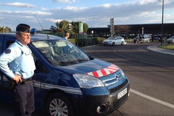 Contrôle de gendarmerie devant l'aéroport de Montpellier le 23 mars 2016