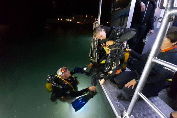 Neuf "enfants de la Lune" ont plongé, de nuit, dans le lac d'Annecy. / août 2023.