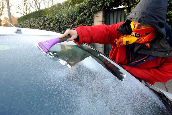 Nous avons été nombreux à devoir dégivrer le pare-brise de notre voiture ce matin.