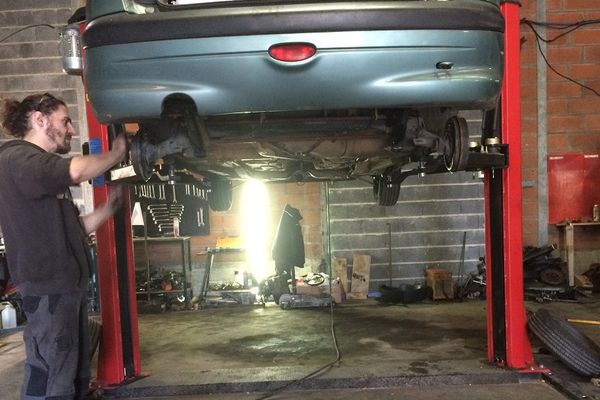 Le garage emploie deux mécaniciens salariés et 8 bénévoles.