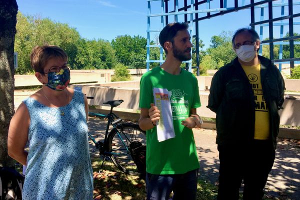 Devant le conseil régional Pays de la Loire, les associations de défense du climat analysent les programmes environnementaux des candidats à sa présidence