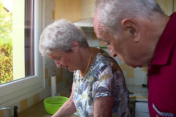 Maurice et Bernadette dans leur maison à Lons en Béarn.