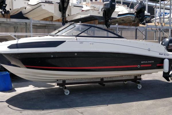 L'un des deux bateaux saisis lors des perquisitions quai de la Lave dans le 16ème arrondissement de Marseille.