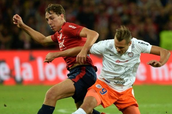 Le Lillois Michael Frey aux prises avec le Montpelliérain Kevin Berigaud.