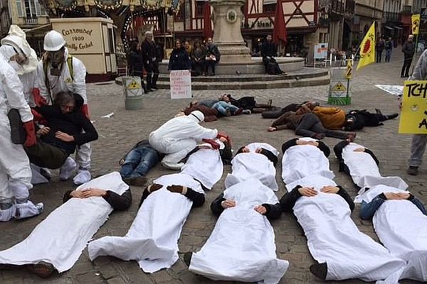 Greenpeace a organisé un rassemblement à Dijon pour commémorer les accidents nucléaires de Fukushima et Tchernobyl.