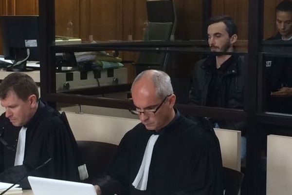 Cheveux courts, moustache, barbe bien coupée, chemise noire sous une veste en simili cuir, l'accusé s'est installé dans le box en début d'après-midi derrière ses nouveaux avocats, Me Luc Abratkiewicz et Jean-Marc Darrigade.
