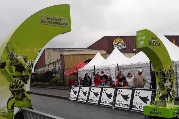 Au départ de la sixième étape du Tour de Bretagne à Plancoët