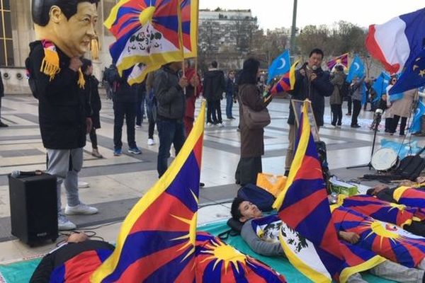 Une centaine de manifestants rassemblés place du Trocadéro à Paris en faveur du Tibet.