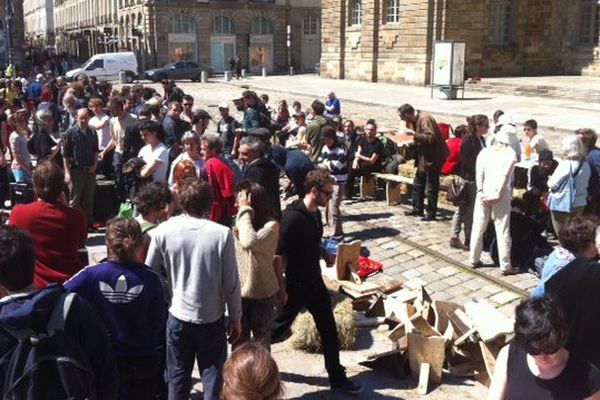 Des tables, des chaises et des bottes de paille pour le rassemblement de soutien à "Greg"