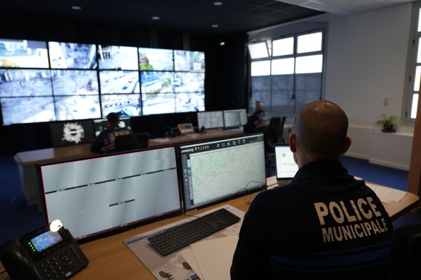 Dans l'Hérault, le nouveau centre de surveillance municipal de Lunel, rénové après huit mois de travaux, compte désormais 70 caméras vidéos.