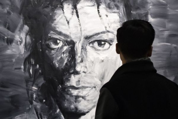 Un visiteur regarde une oeuvre présentant Michael Jackson par Yan Pei-Ming à l'exposition On the Wall au Grand Palais (Paris).