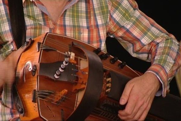 La vielle est un instrument dont l'origine remonte au 9ème siècle