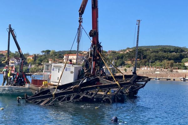 Des restes d'un mobile-home sont retirés des fonds de la baie d'Agay à Saint-Raphaël