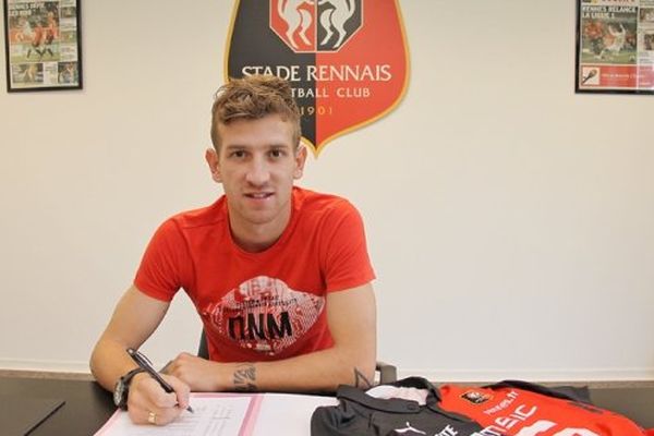 Le milieu offensif brésilien Pedro Henrique lors de sa signature au Stade Rennais