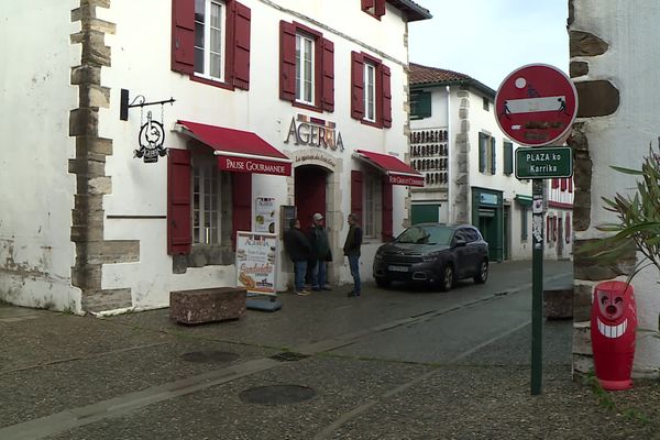 La victime a été retrouvée morte chez lui, à Espelette, au Pays basque.