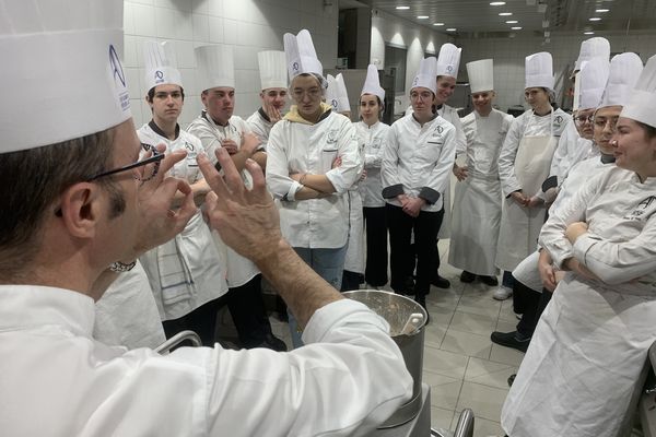 Les élèves cuisiniers du lycée hôtelier Alexandre Dumas d'Illkirch accueillent les étudiants de Sciences politiques pour leur apprendre à cuisiner.