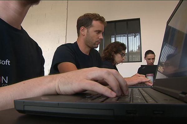 Des élèves de l'école IA Microsoft de Bordeaux en train de coder. Crédits : France 3 Nouvelle Aquitaine.