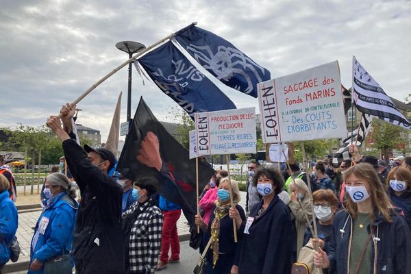 La population au côté des pêcheurs en cortège entre la gare et la préfecture de Saint-Brieuc pour dire non au  parc éolien en mer dans la baie de Saint-Brieuc