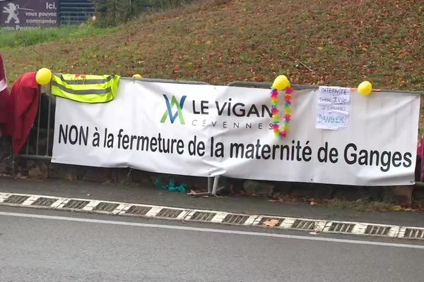 Banderole dans la manifestation contre la fermeture de la maternité de Ganges au rond-point du Vigan le 23 novembre 2022.