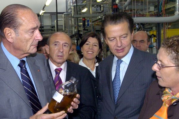 Le Président Jacques Chirac avec le ministre des transports Dominique Perben et le maire de Lyon Gerard Collomb à l'IFP, l'Institut français du pétrole le 20 poctobre 2005