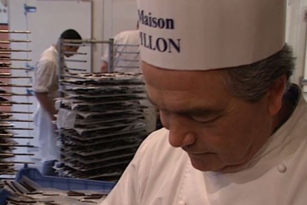 Dans son atelier René Pillon confectionnait lui-même ses fameux chocolats au milieu du personnel de son équipe.